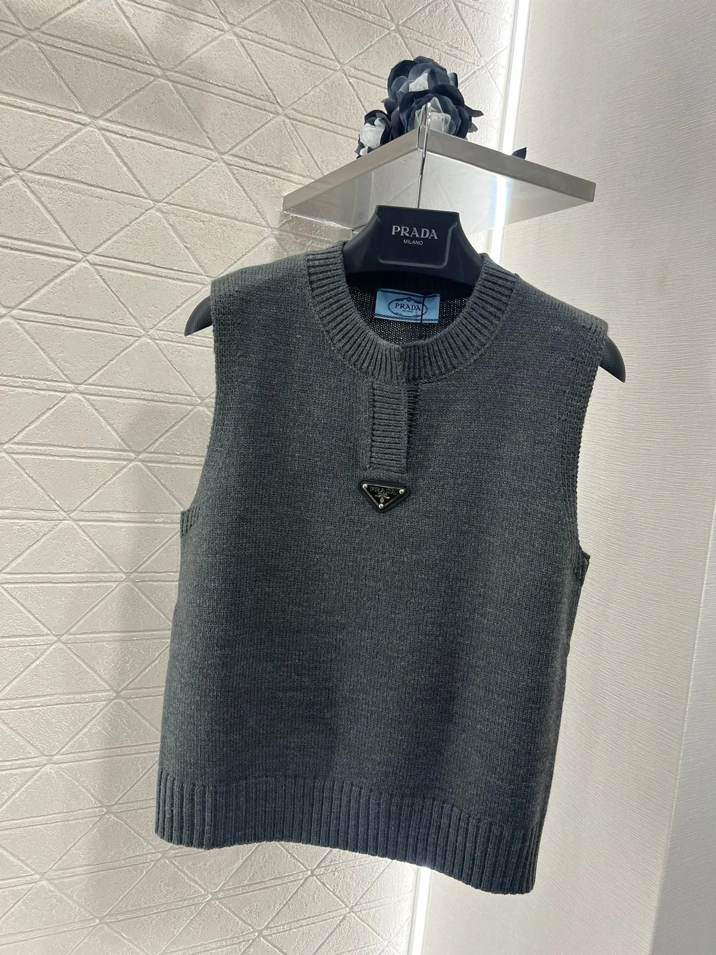 crew neck knitted vest