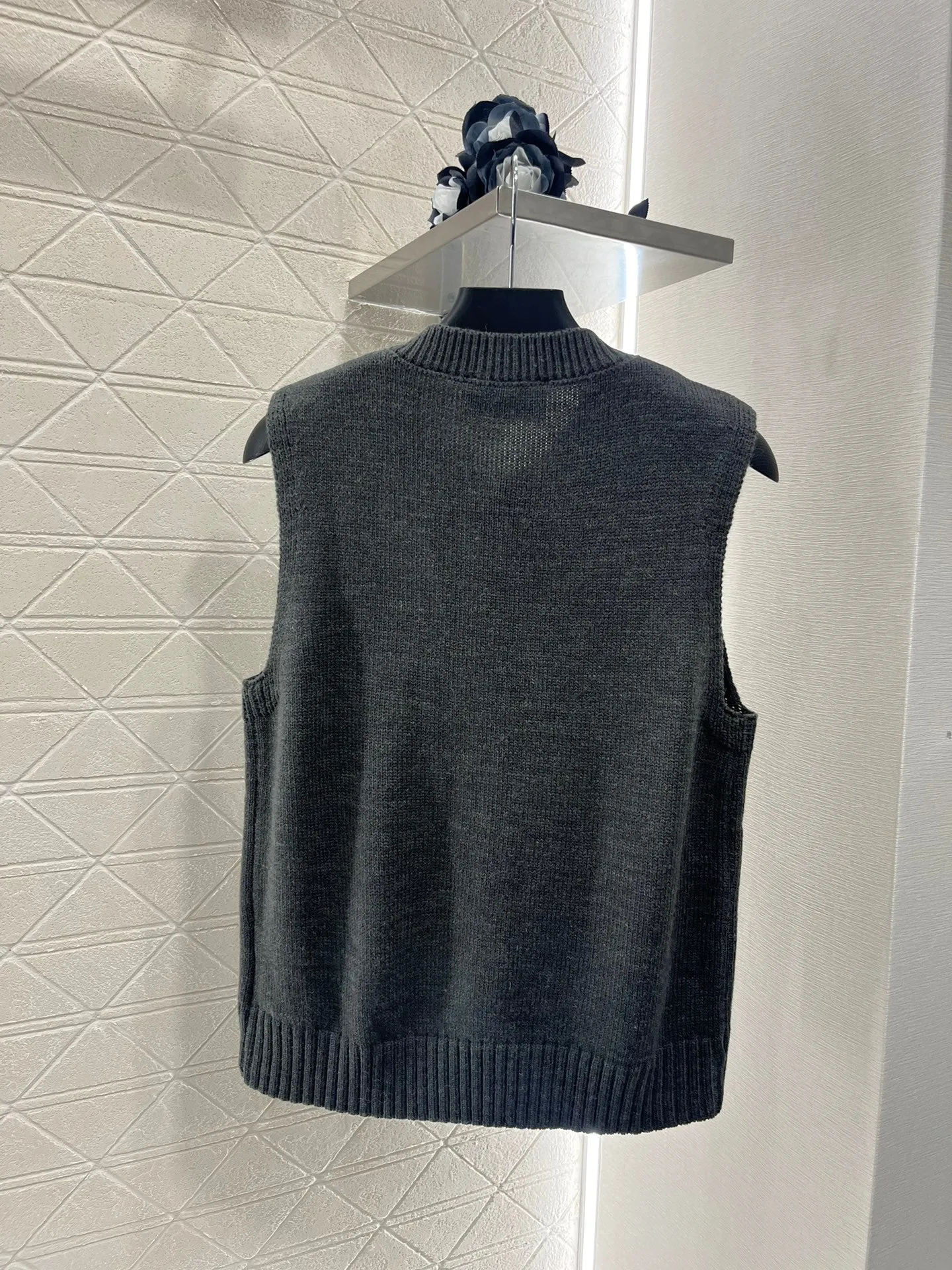 crew neck knitted vest