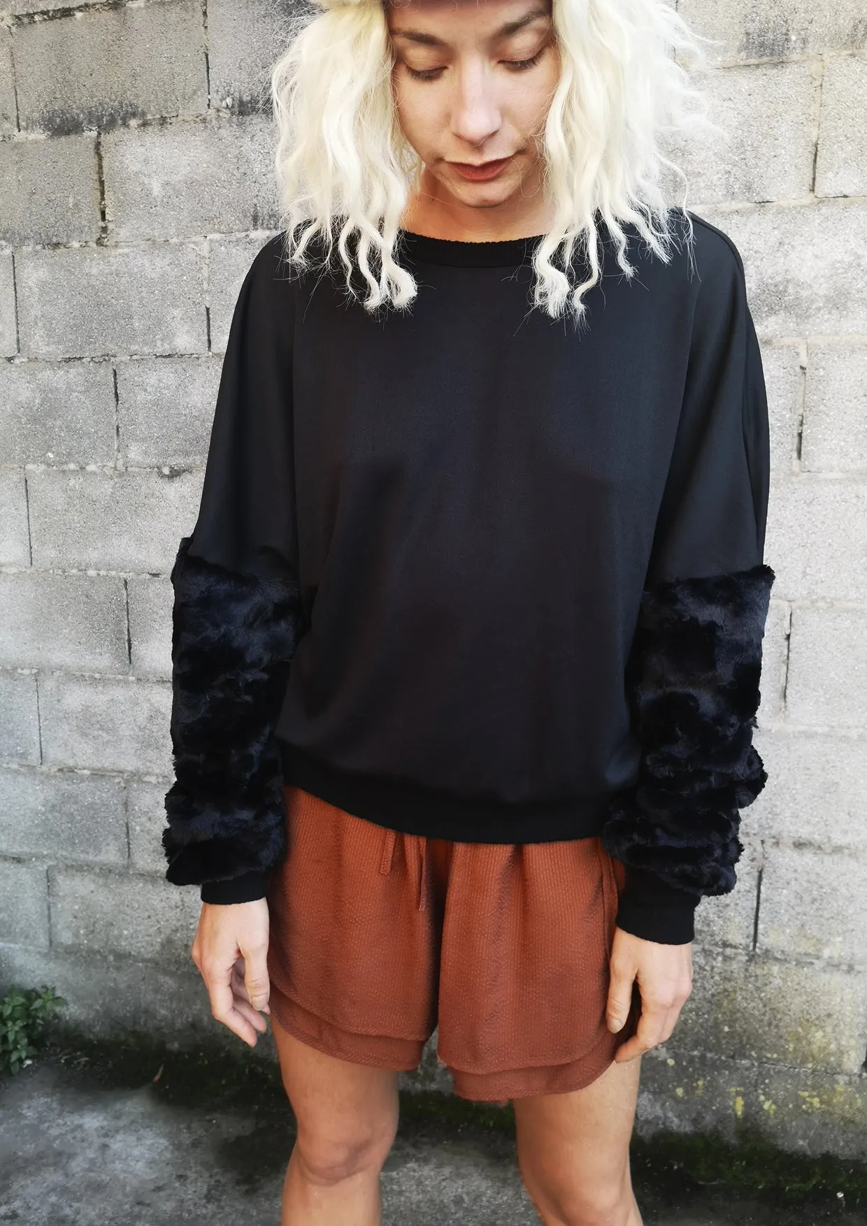 LIMITED EDITION - SWEATER FAUX FUR SLEEVES - black