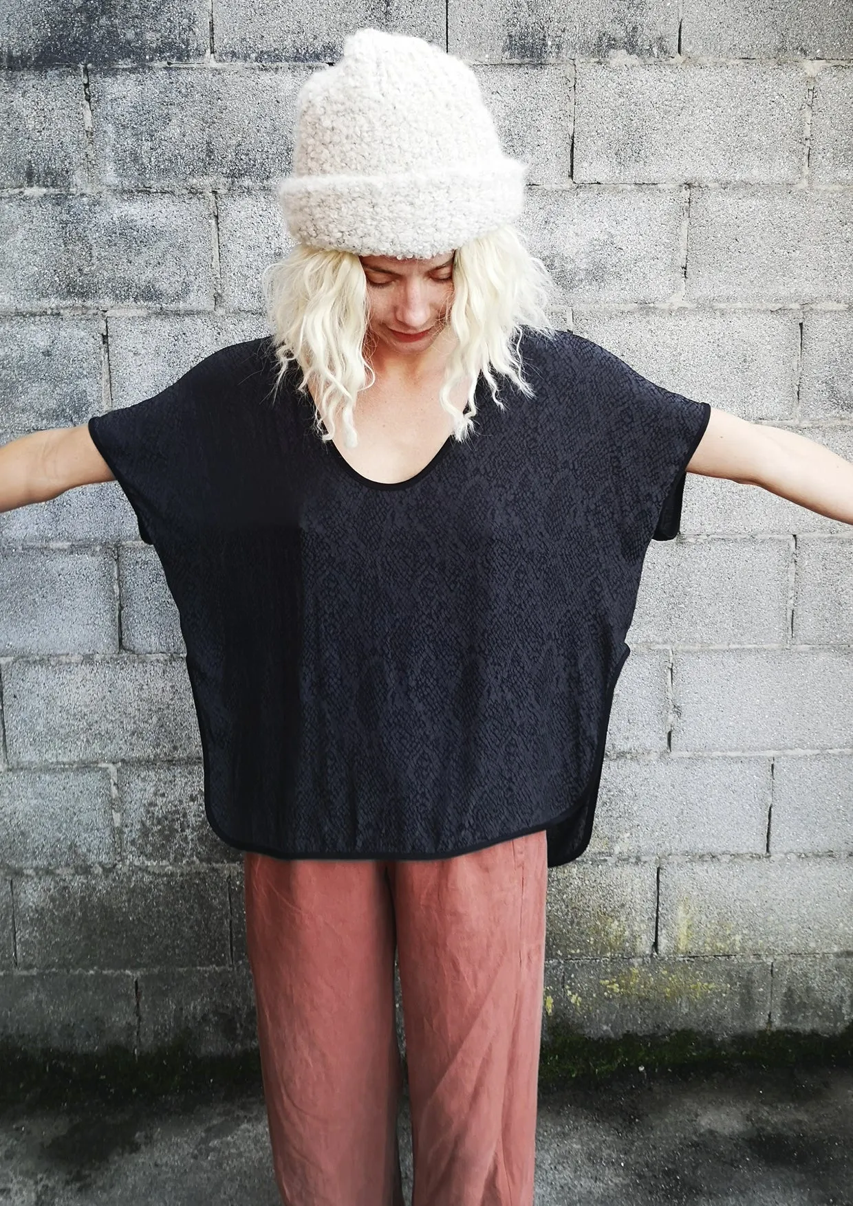 TOP SHORT SLEEVES WIDE - JACQUARD SATIN snake print black/dark grey