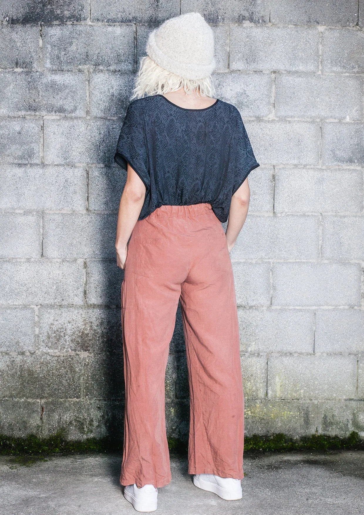 TOP SHORT SLEEVES WIDE - JACQUARD SATIN snake print black/dark grey